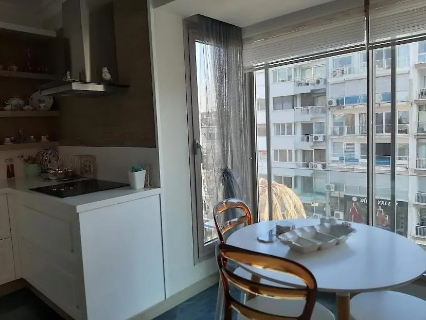 Newly Renovated Apartment In Kordon 伊兹密尔