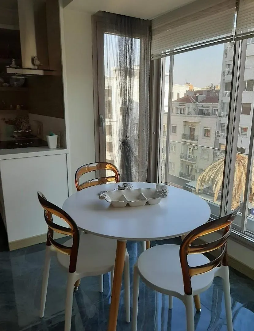 Newly Renovated Apartment In Kordon 伊兹密尔